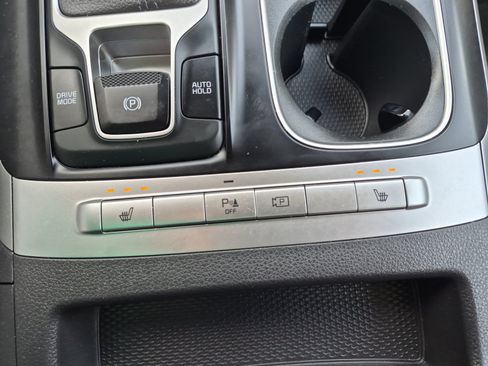 Used 2023 Kia Carnival LX FWD image 24
