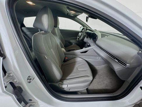 Used 2024 Hyundai Elantra SEL FWD image 31