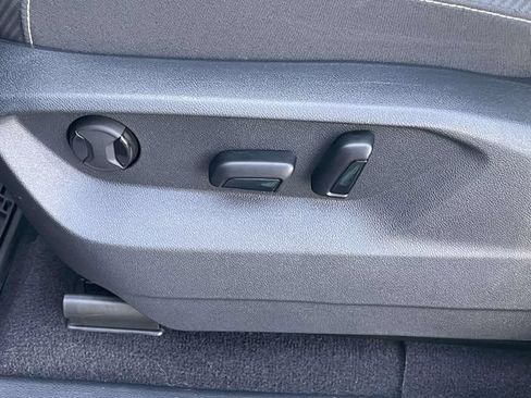 Certified 2024 Volkswagen Atlas Cross Sport SE FWD image 17