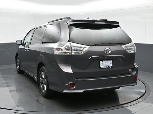 Used 2020 Toyota Sienna SE Premium image 5