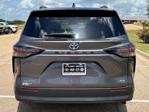 Used 2025 Toyota Sienna XLE FWD image 6