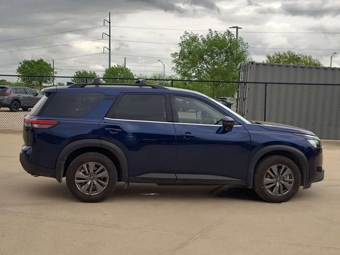 Certified 2025 Nissan Pathfinder SV image 4