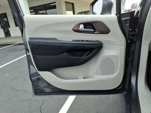 Used 2019 Chrysler Pacifica Touring-L image 10