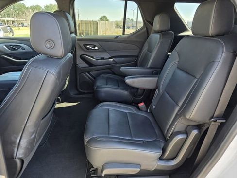 Used 2023 Chevrolet Traverse LT image 17