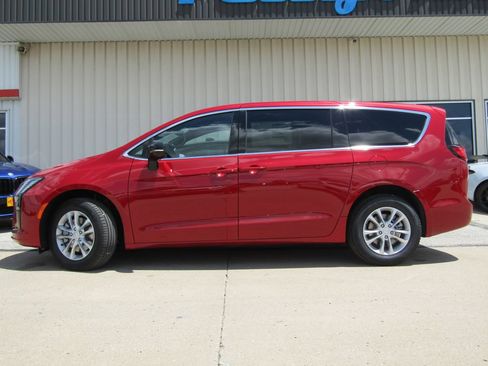 New 2027 Chrysler Pacifica Select AWD/4WD image 11