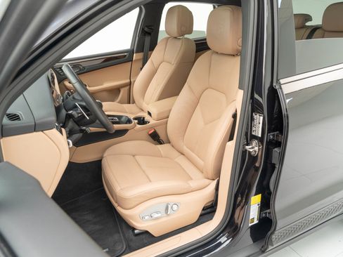 Certified 2025 Porsche Macan image 5