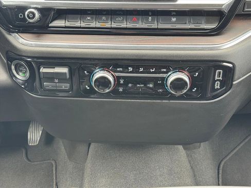 Used 2025 GMC Sierra 1500 SLT AWD/4WD image 16