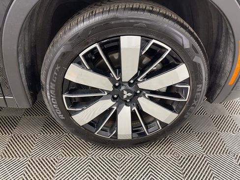 Used 2025 Mitsubishi Outlander SE image 37