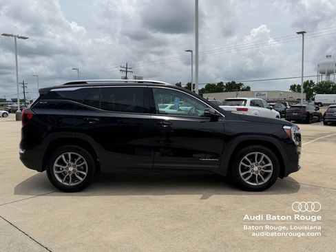Used 2024 GMC Terrain SLT FWD image 2