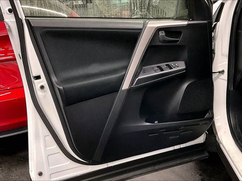 Used 2018 Toyota RAV4 LE w/ Carpet Mat Package image 21