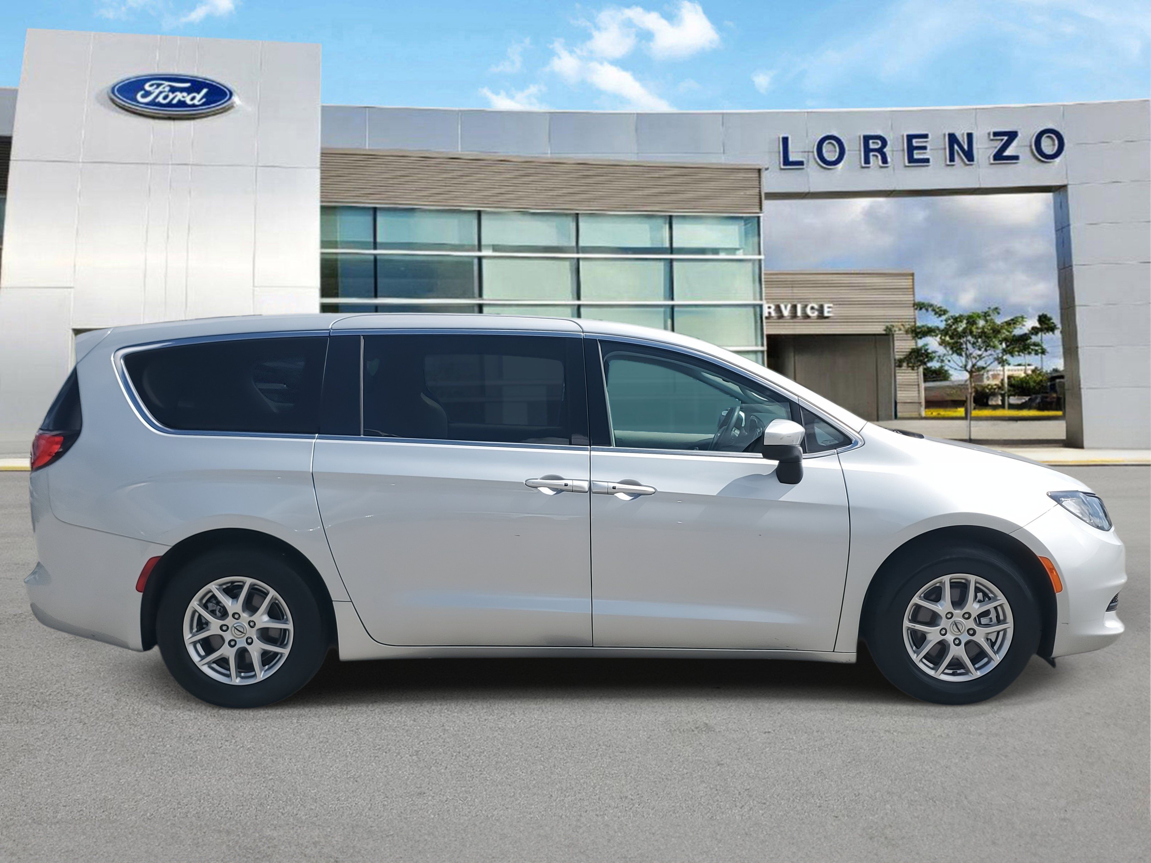 Used 2023 Chrysler Voyager LX FWD image 4