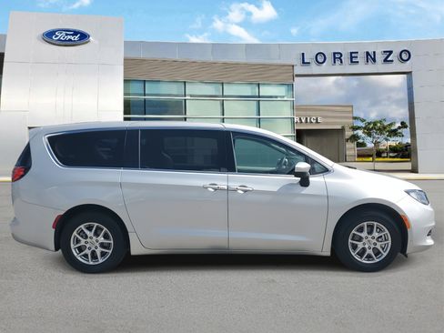 Used 2023 Chrysler Voyager LX image 4