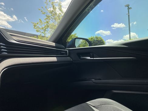 Used 2025 Toyota Camry LE w/ Convenience Package image 18