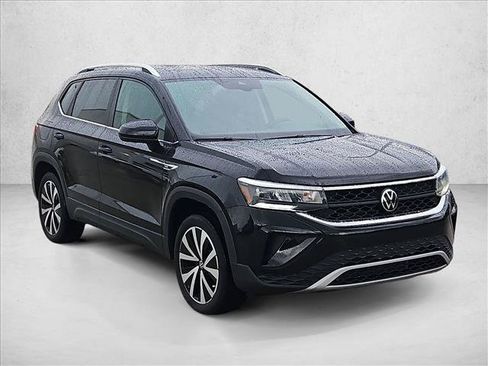 Used 2023 Volkswagen Taos SE w/ Panoramic Sunroof Package FWD image 3