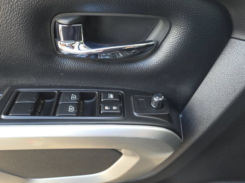 Used 2018 Nissan Titan SV w/ SV Convenience Package AWD/4WD image 11