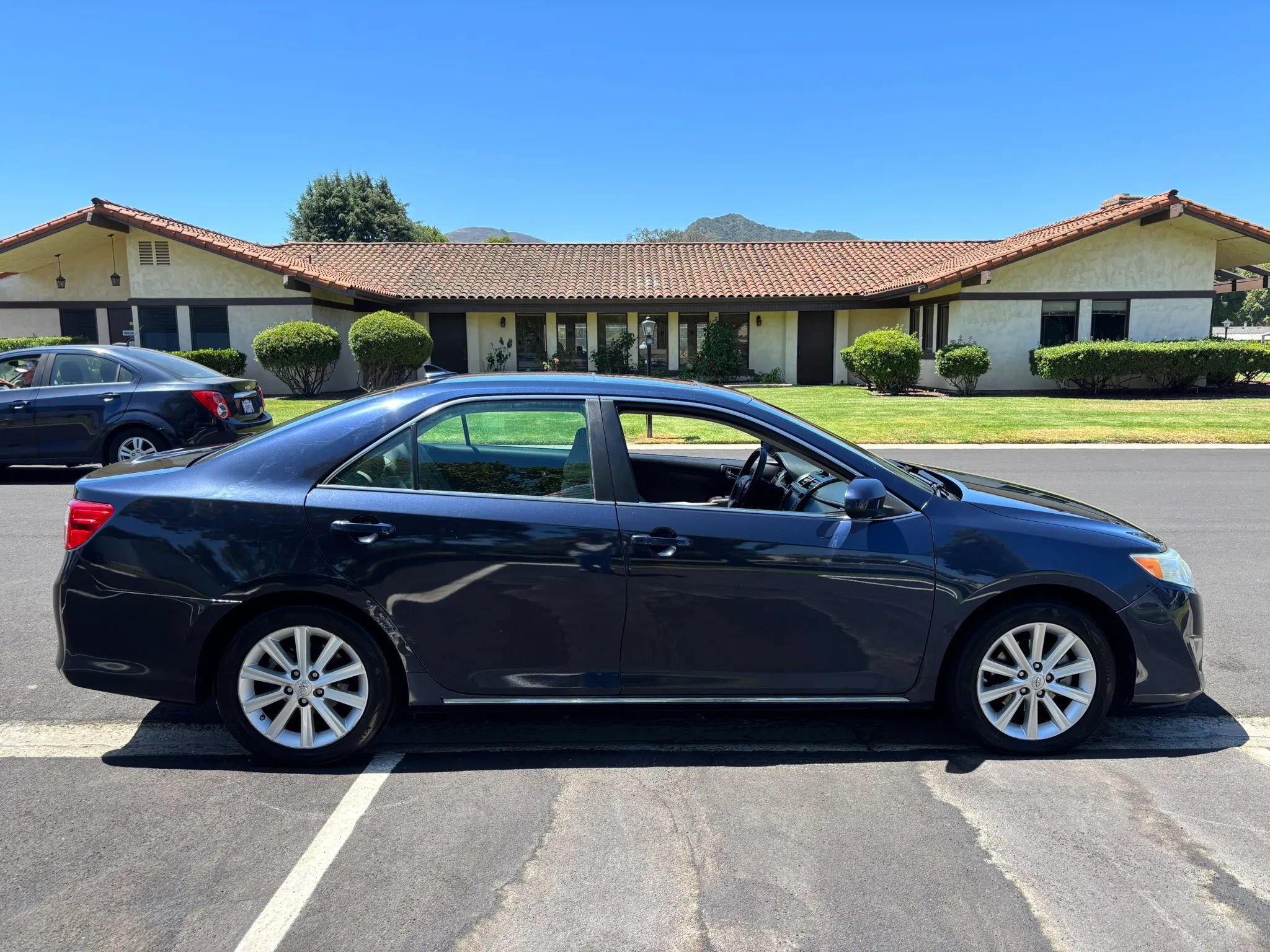 Used 2014 Toyota Camry XLE FWD image 3