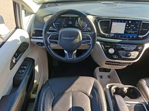 Used 2021 Chrysler Pacifica Touring-L w/ Uconnect Theater Family Group FWD image 11