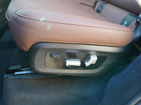 Used 2025 BMW X7 xDrive40i w/ Executive Package image 47