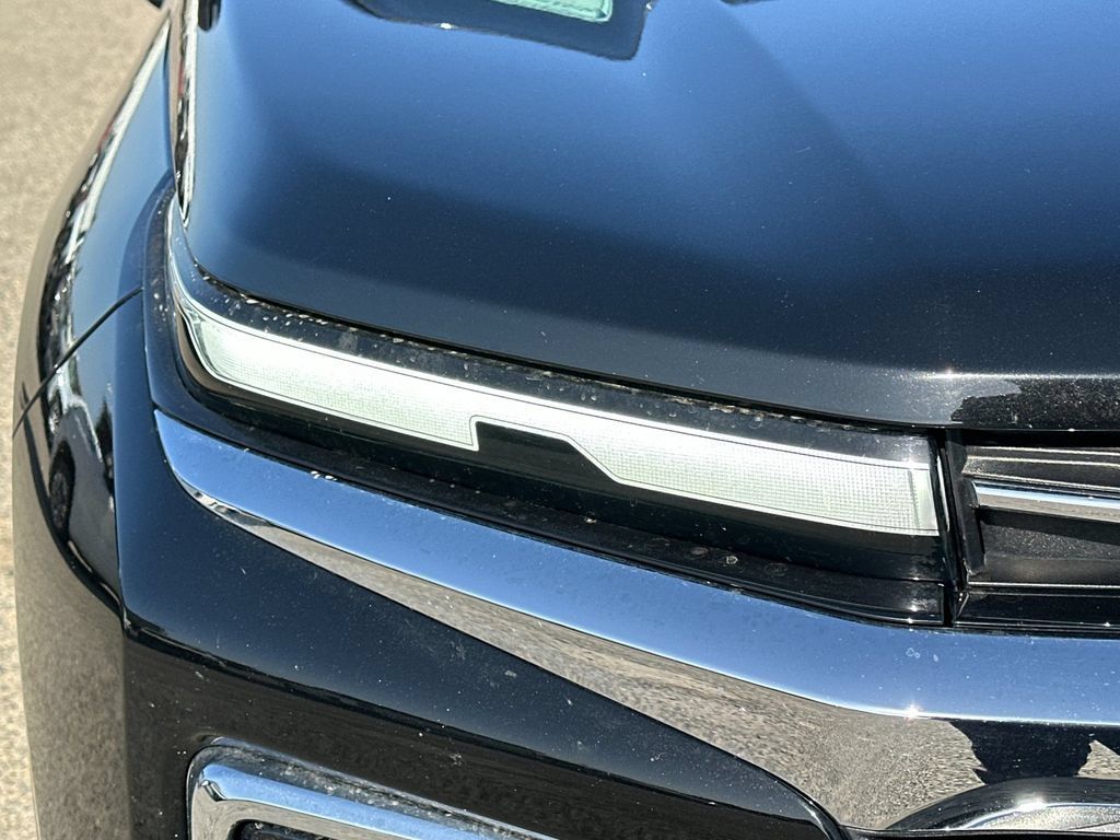 Used 2025 Chevrolet Traverse LT FWD image 38