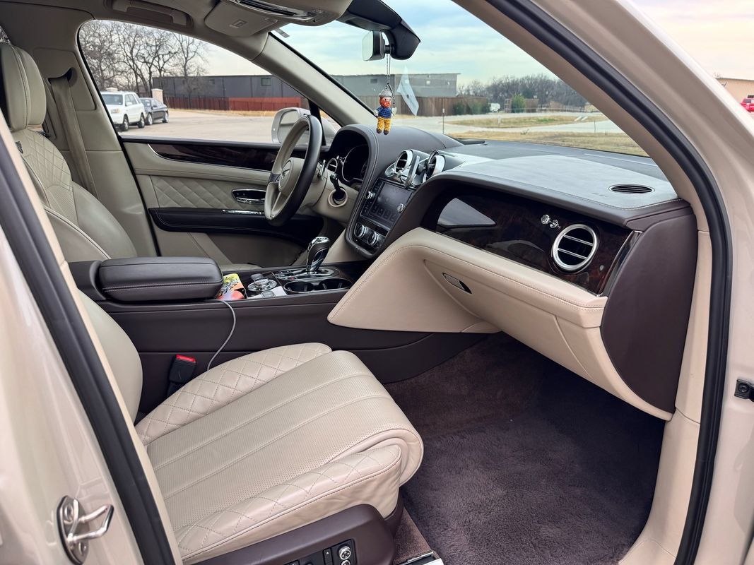 Used 2018 Bentley Bentayga AWD/4WD image 16