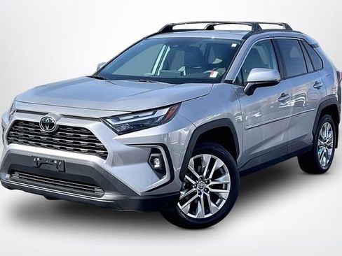 Used 2022 Toyota RAV4 XLE Premium image 2