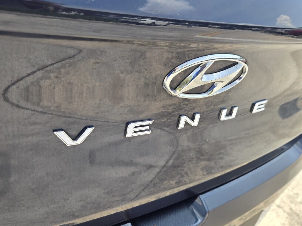 Used 2023 Hyundai Venue Limited FWD image 14