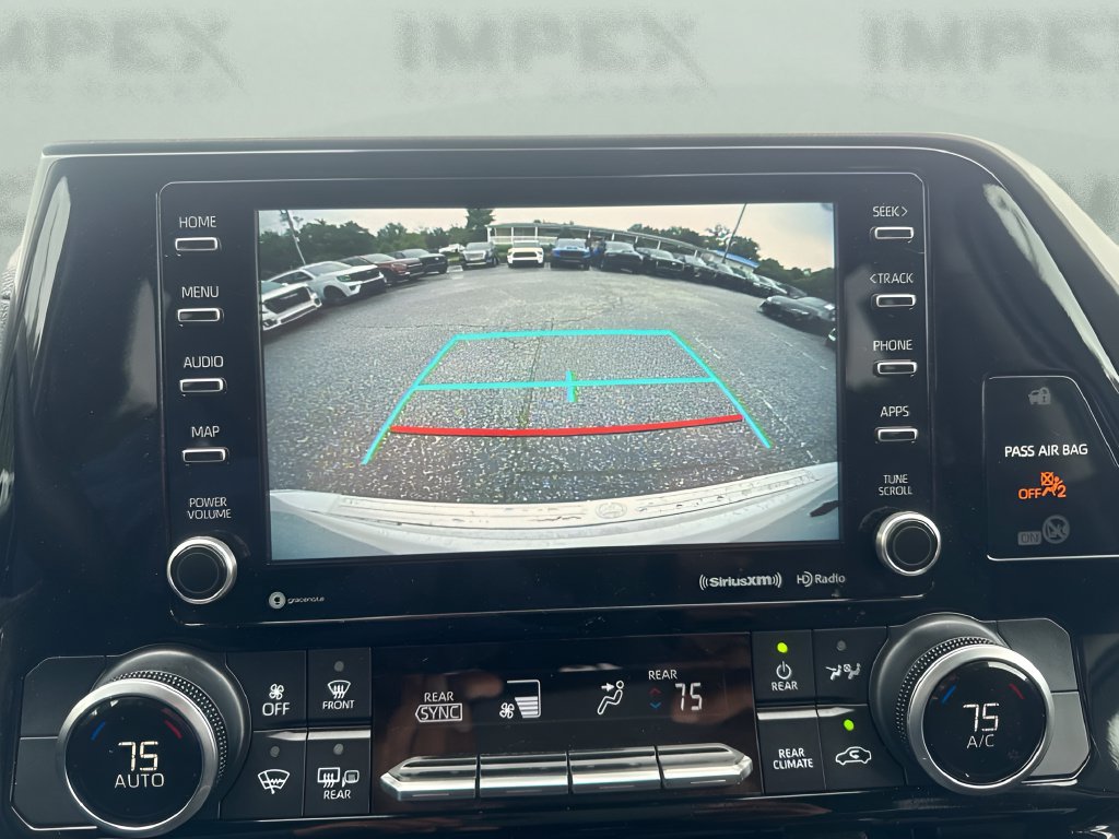 Used 2022 Toyota Highlander LE AWD/4WD image 17