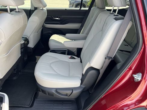 Used 2024 Toyota Grand Highlander AWD image 23