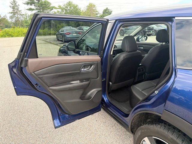 Used 2023 Nissan Rogue SL AWD/4WD image 17