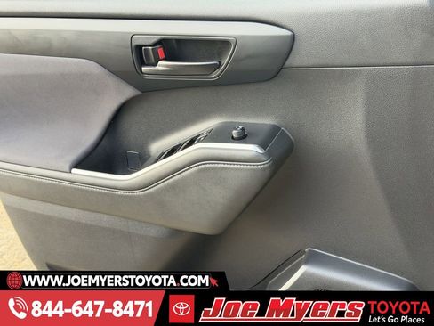 Used 2022 Toyota Highlander LE image 25