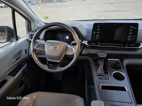 Used 2021 Toyota Sienna Limited image 29
