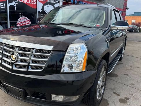 Used 2012 Cadillac Escalade EXT Luxury image 2