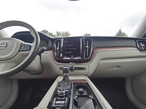 Used 2021 Volvo XC60 T6 Momentum w/ Premium Package image 27