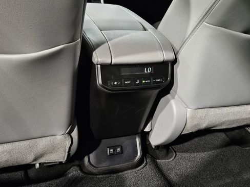 Used 2021 Toyota Highlander XLE image 37