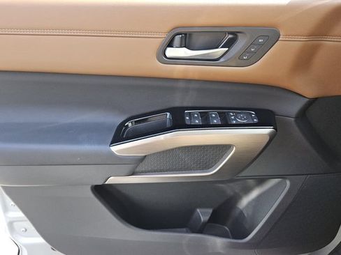 Used 2025 Nissan Pathfinder Platinum w/ Black Appearance Package FWD image 26