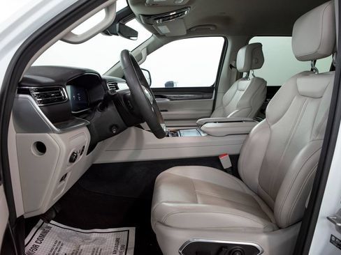 Used 2024 Jeep Wagoneer Series II w/ Flexible Seating Group RWD image 6