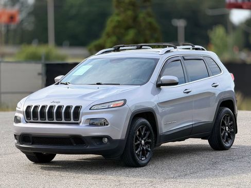 Used 2017 Jeep Cherokee Latitude FWD image 6