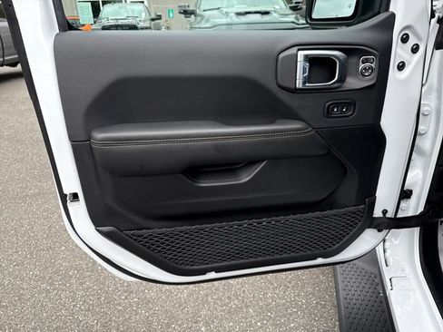 New 2026 Jeep Wrangler Unlimited Sahara AWD/4WD image 15