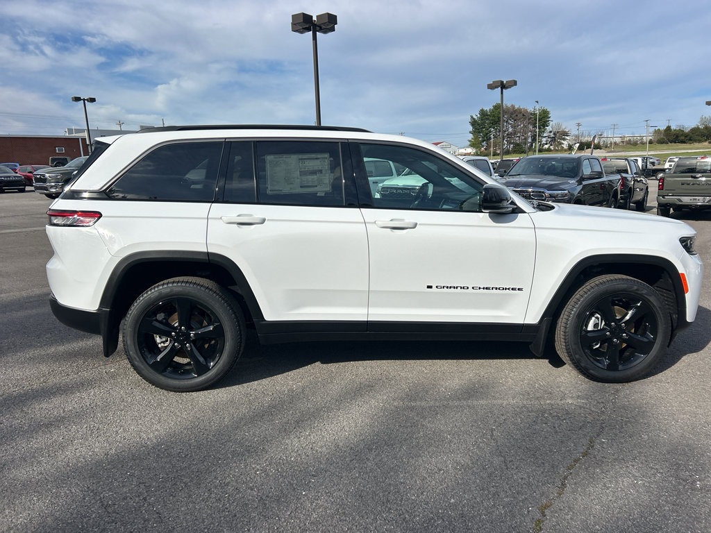 New 2026 Jeep Grand Cherokee Limited w/ Limited Altitude Package AWD/4WD image 4