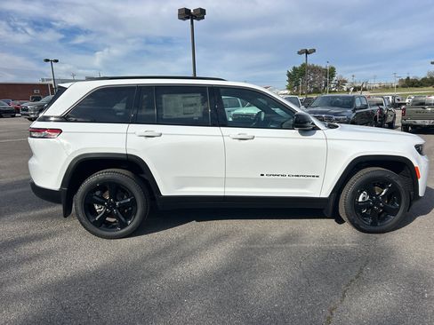New 2026 Jeep Grand Cherokee Limited w/ Limited Altitude Package AWD/4WD image 4