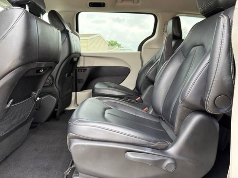 Used 2024 Chrysler Pacifica Limited FWD image 12