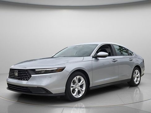 Used 2025 Honda Accord LX image 9
