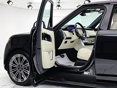 Used 2025 Land Rover Range Rover SE AWD/4WD image 7