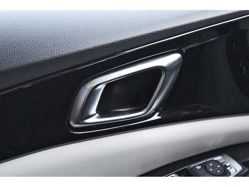 Used 2022 Kia Carnival EX FWD image 22