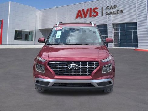 Used 2025 Hyundai Venue SEL FWD image 2