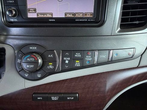 Used 2014 Toyota Sienna XLE FWD image 21