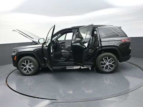 New 2025 Jeep Grand Cherokee Limited w/ Luxury Tech Group II image 31