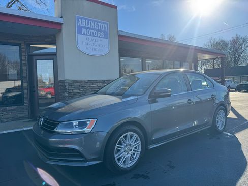 Used 2016 Volkswagen Jetta SE image 2