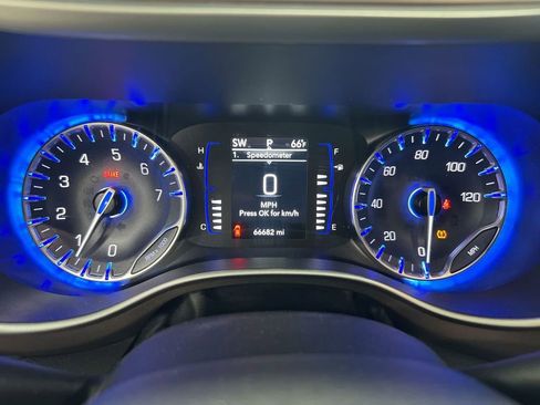 Used 2023 Chrysler Voyager LX image 12