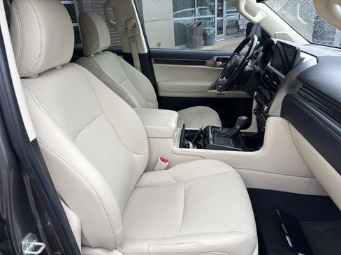 Used 2023 Lexus GX 460 Premium w/ Accessory Package AWD/4WD image 33